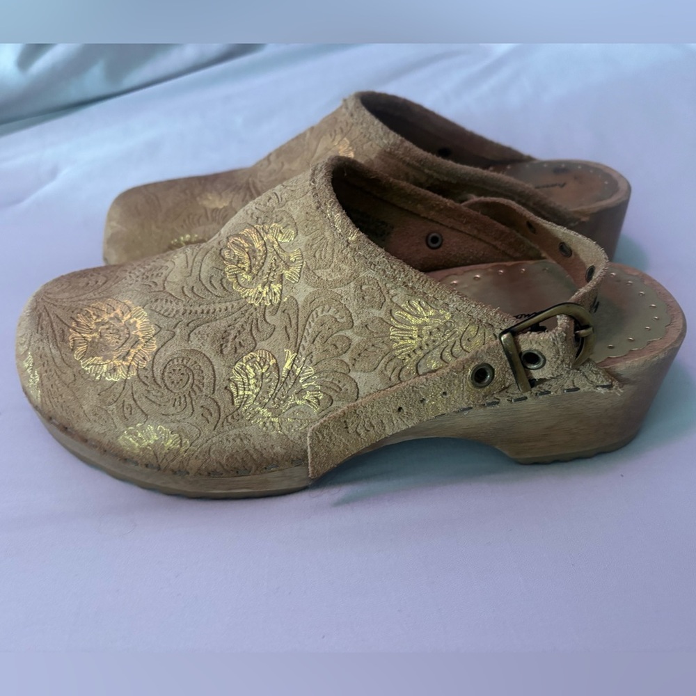 Hanna Andersson suede clogs